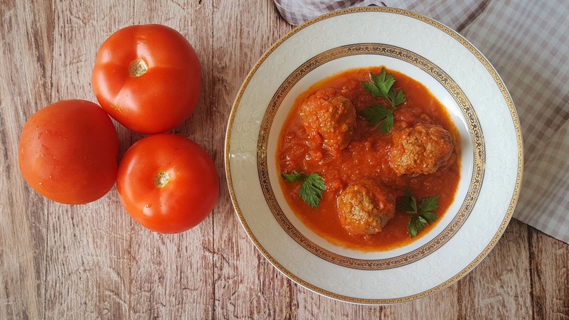 כדורי בשר ברוטב עגבניות רציצות ברוטב אדום